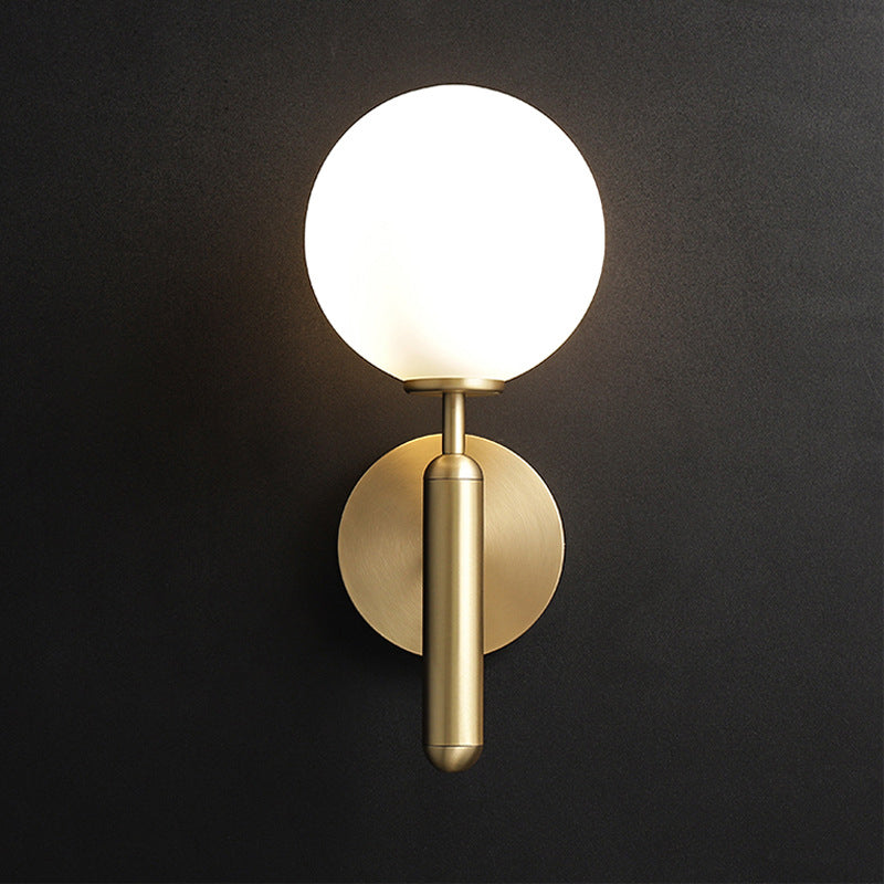 Milky Glass Ball Vegglampe Moderne 1 Hode Messing Veggmontert Lysarmatur med Metall Blyantarm | Luvikno