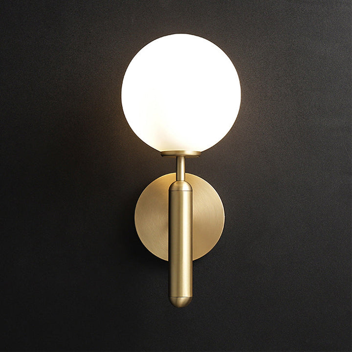 Milky Glass Ball Vegglampe Moderne 1 Hode Messing Veggmontert Lysarmatur med Metall Blyantarm | Luvikno