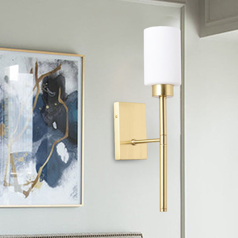 Opal Glass Tube Sconce Modernist 1 Pære Veggbelysning Armatur i Messing med Metall Blyantarm | Luvikno