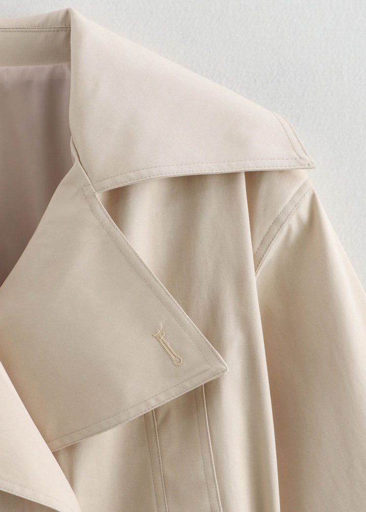Luvik | Korte belte trench coat med overdimensjonerte klaffer
