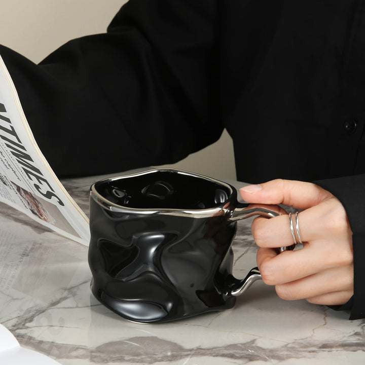 CreArt Mug – Håndlaget keramisk kaffekopp med unikt krøllet design | Luvikno