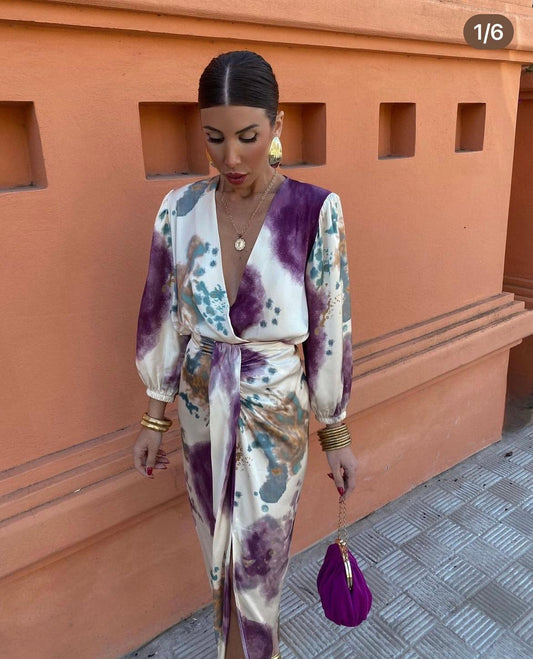 Luvik | Tyylikäs mekko V-puolelle