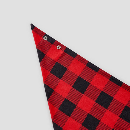 Luvik | HAPPY Christmas -kirjaimet ja joulupukin hattu painettu valkoiseen pitkähihaiseen puseroon punamustissa ruudullisissa housuissa perhejumppapuku