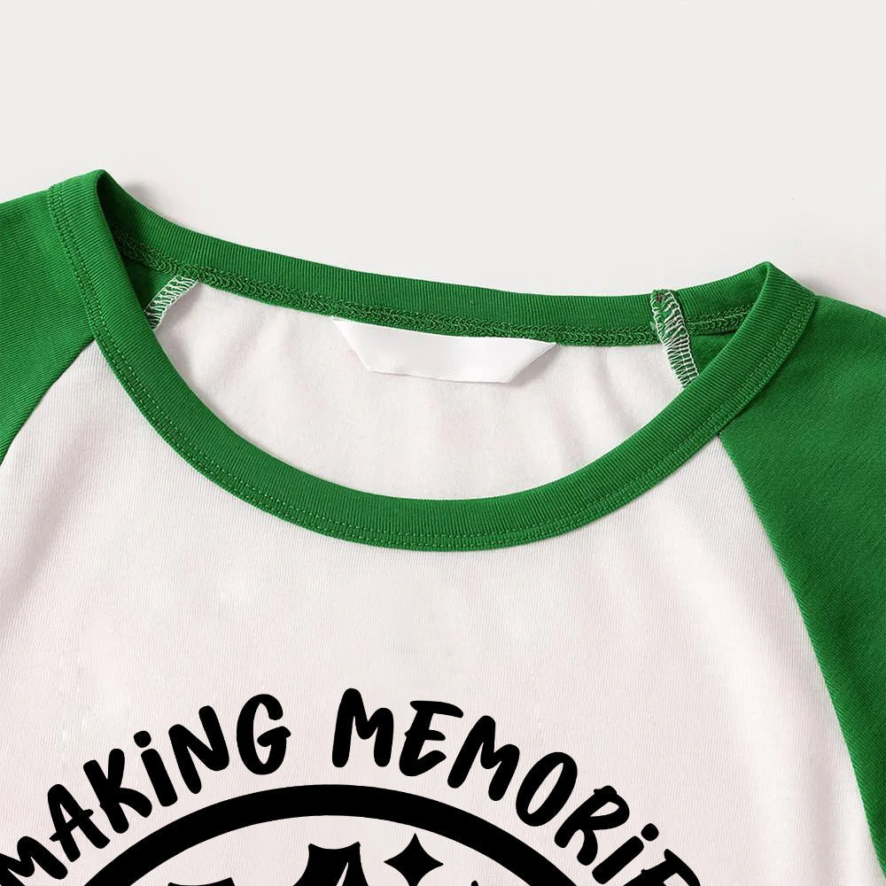 Luvik | Christmas Memories Together 2025 Print Vihreä Rotator Cuff -paita vihreillä ja mustilla ruudullisilla perhesovitettavilla pyjamilla koiralle