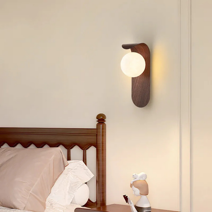 Luvikno | LuxeWood – Stilig Valnøtt Vegglampe for Unike Atmosfærer