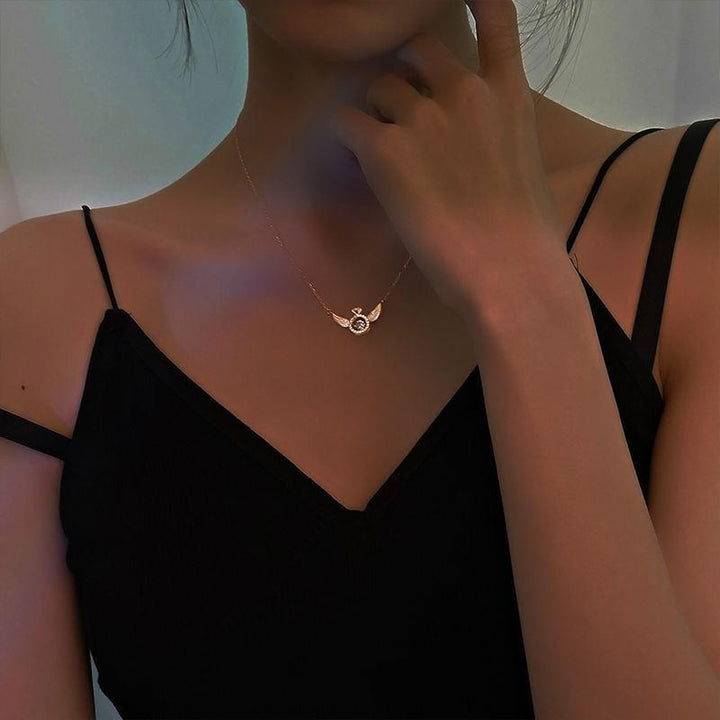 Luvikno | Engelving Rhinestone Halskjede