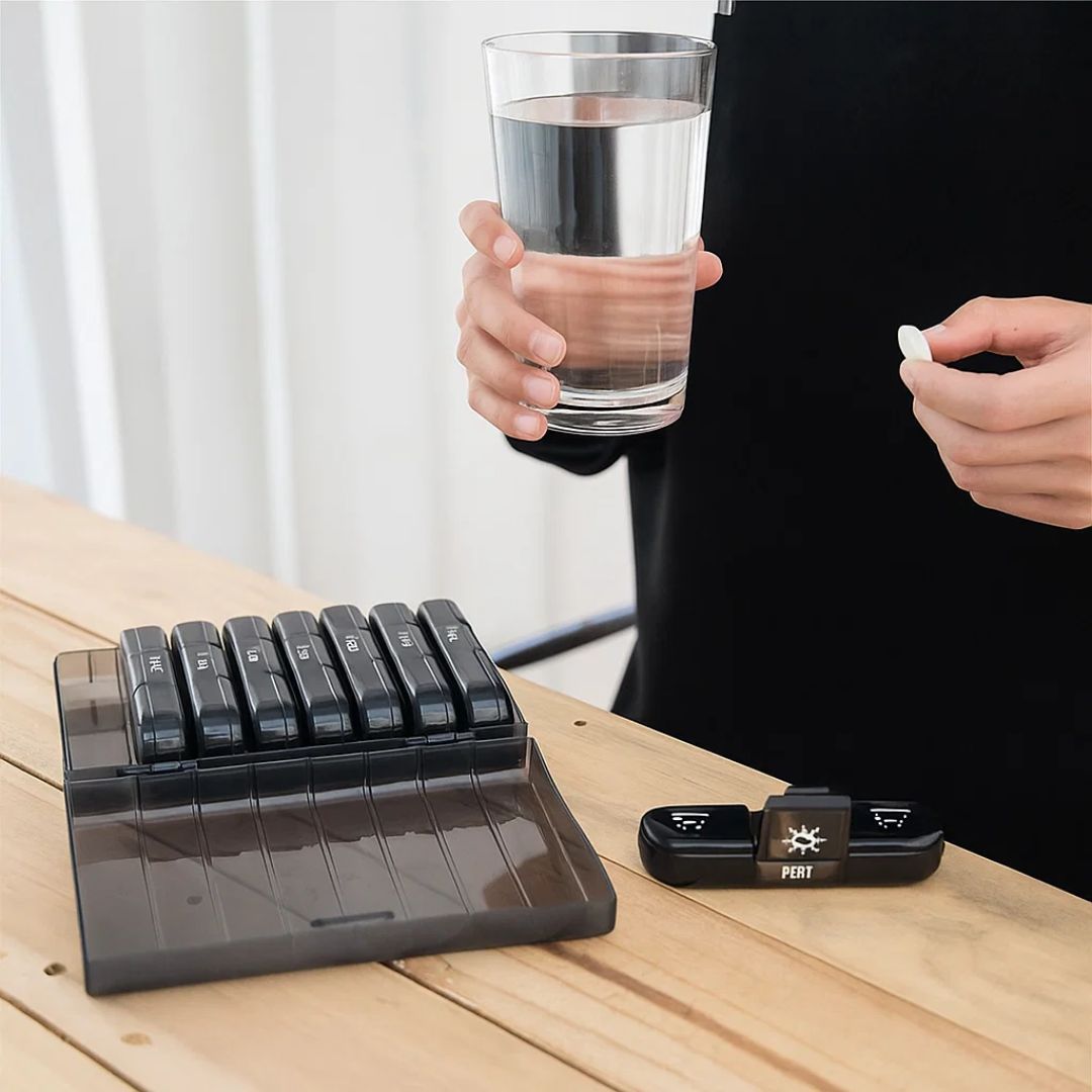 MediTrack | Ukentlig Pilleorganisator – Forbedrer Medisinoverholdelse - Enkel-åpne Store Rom – BPA-fri Holdbar – Reise & Seniors Luvikno