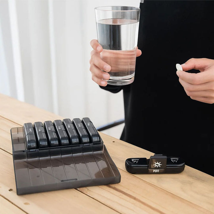 MediTrack | Ukentlig Pilleorganisator – Forbedrer Medisinoverholdelse - Enkel-åpne Store Rom – BPA-fri Holdbar – Reise & Seniors Luvikno