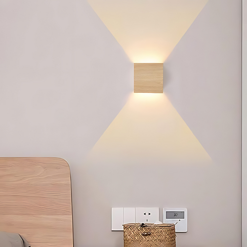 Luvikno | NordiLume | Skandinavisk firkantet trevegglampe