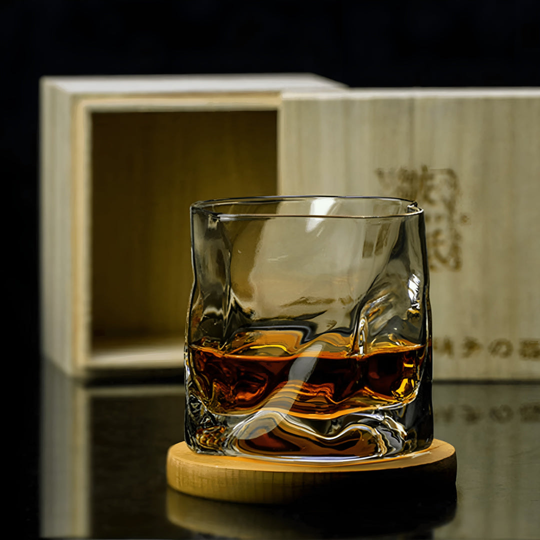 Whiskeyglass i Edo Kiriko stil – Håndskåret med unik krøll design | Luvikno