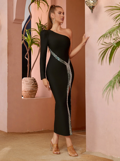 Edestä otettu kuva naisesta mustassa mekossa ja korkeassa halkiossa.