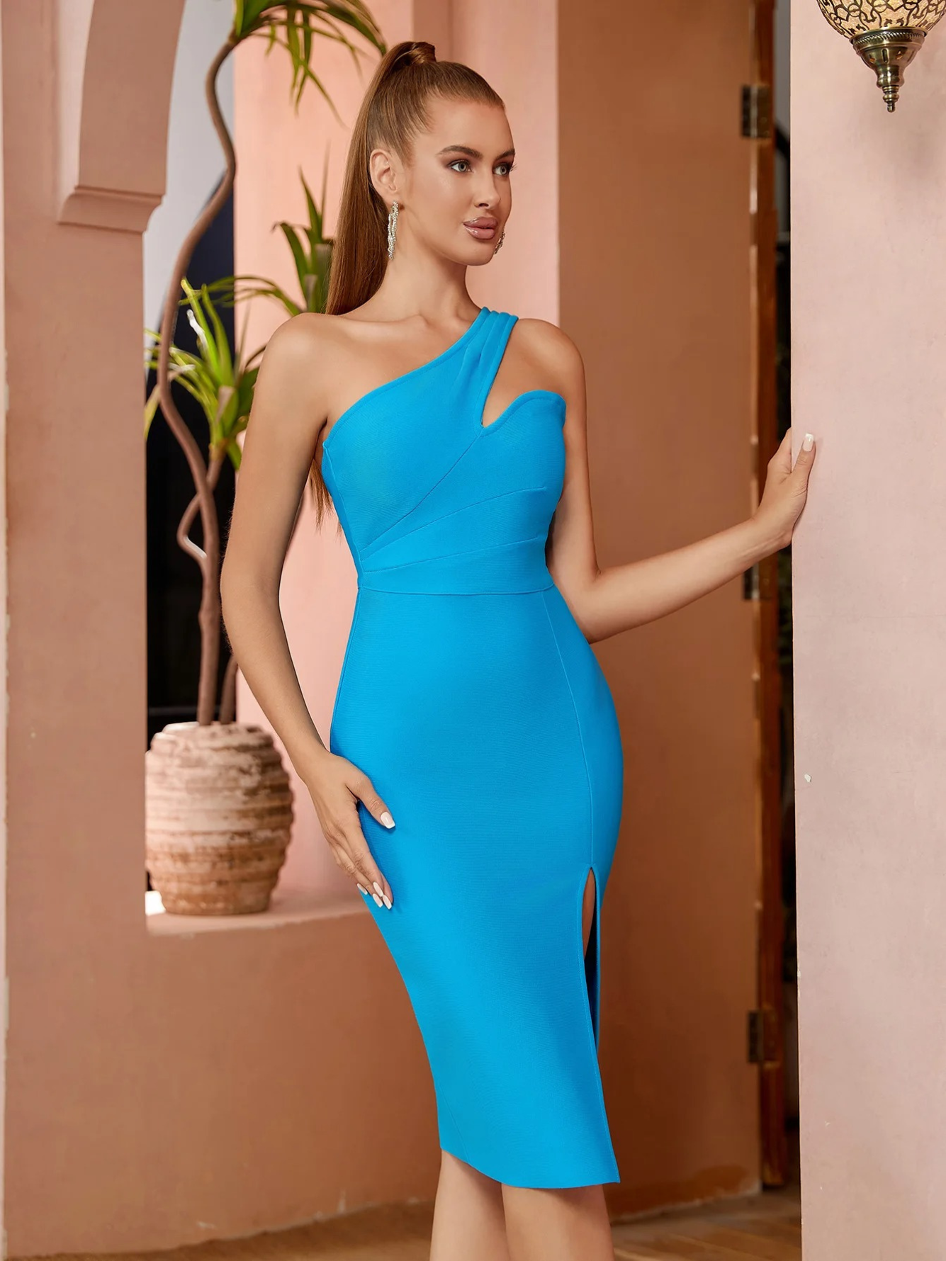 Edestä otettu kuva naisesta sinisessä olkapäämekossa.