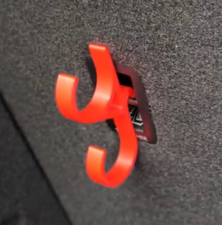StormGrip — Ingen mer kaos i bilen: Perfekt orden og tørre føtter med et trykk på en knapp! | Luvikno