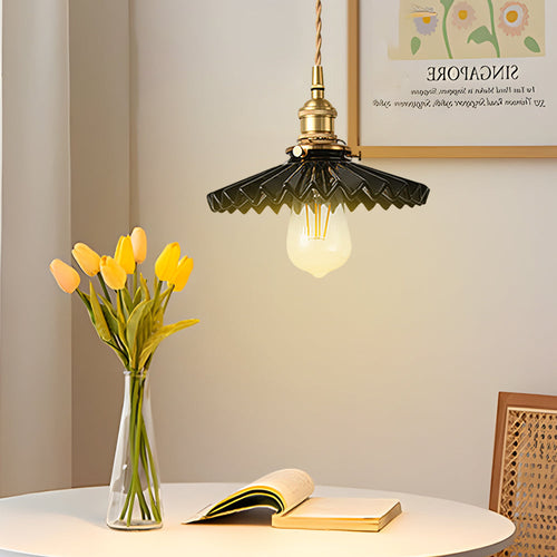 Vintage keramisk pendellampe med plissédesign – messing LED pendellampe for spisestue og stue | Luvikno