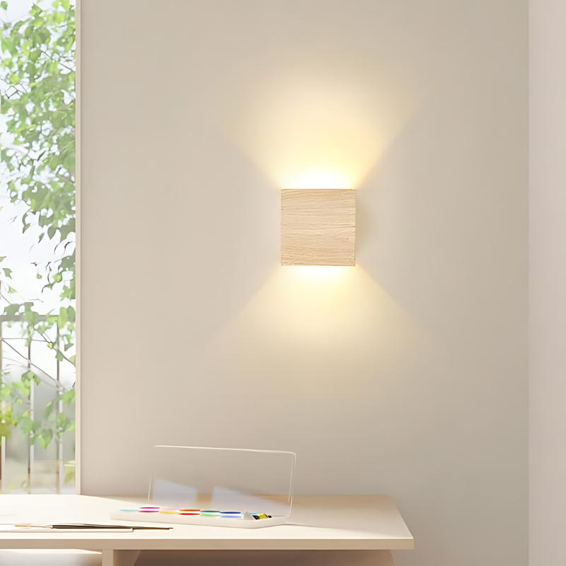 Luvikno | NordiLume | Skandinavisk firkantet trevegglampe