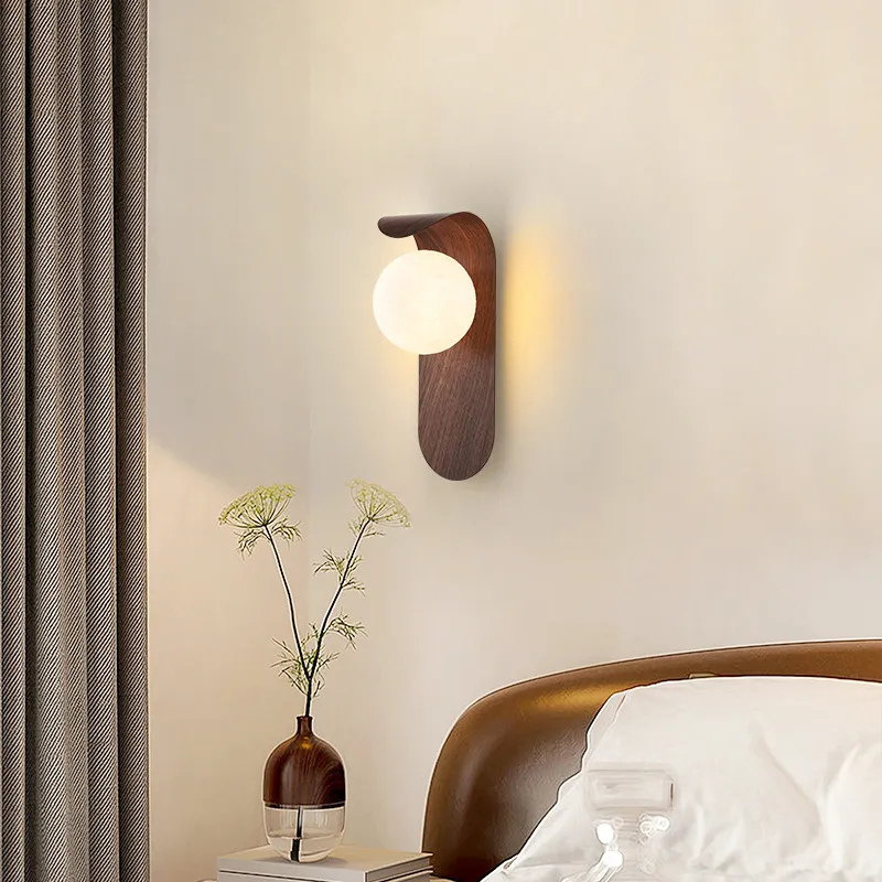 Luvikno | LuxeWood – Stilig Valnøtt Vegglampe for Unike Atmosfærer