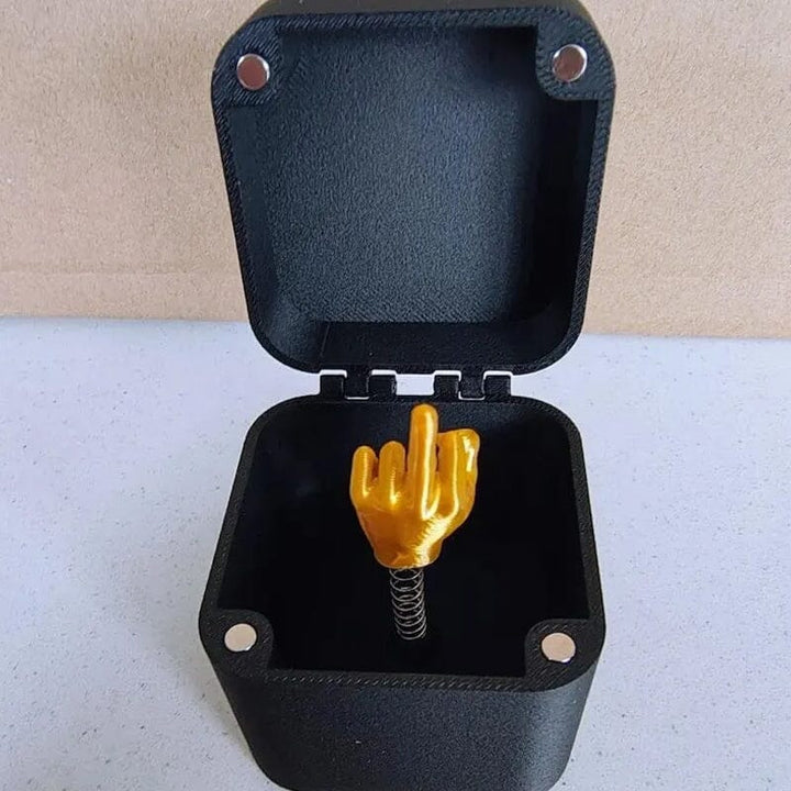 Midt finger i en boks | Luvikno