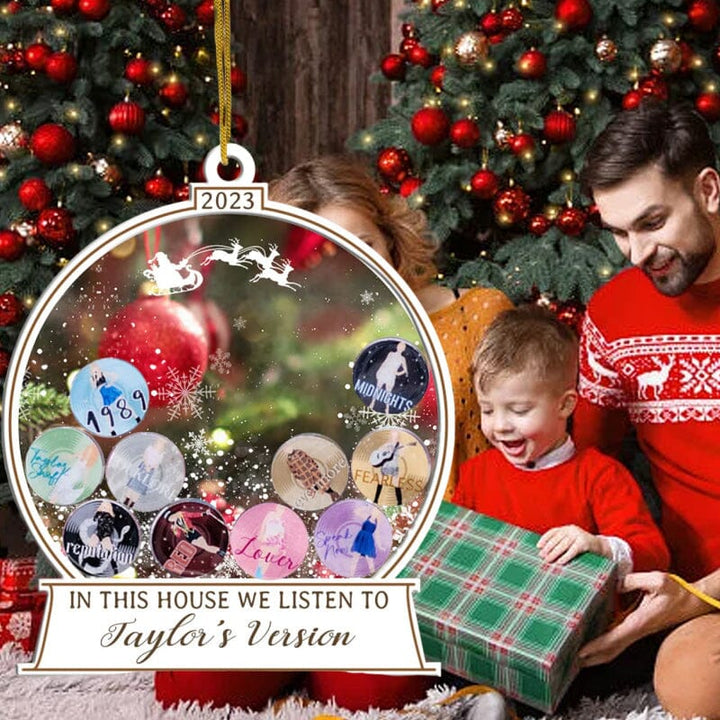 🎅I Dette Huset Lytter Vi Til Taylors Versjon Ornament | Luvikno
