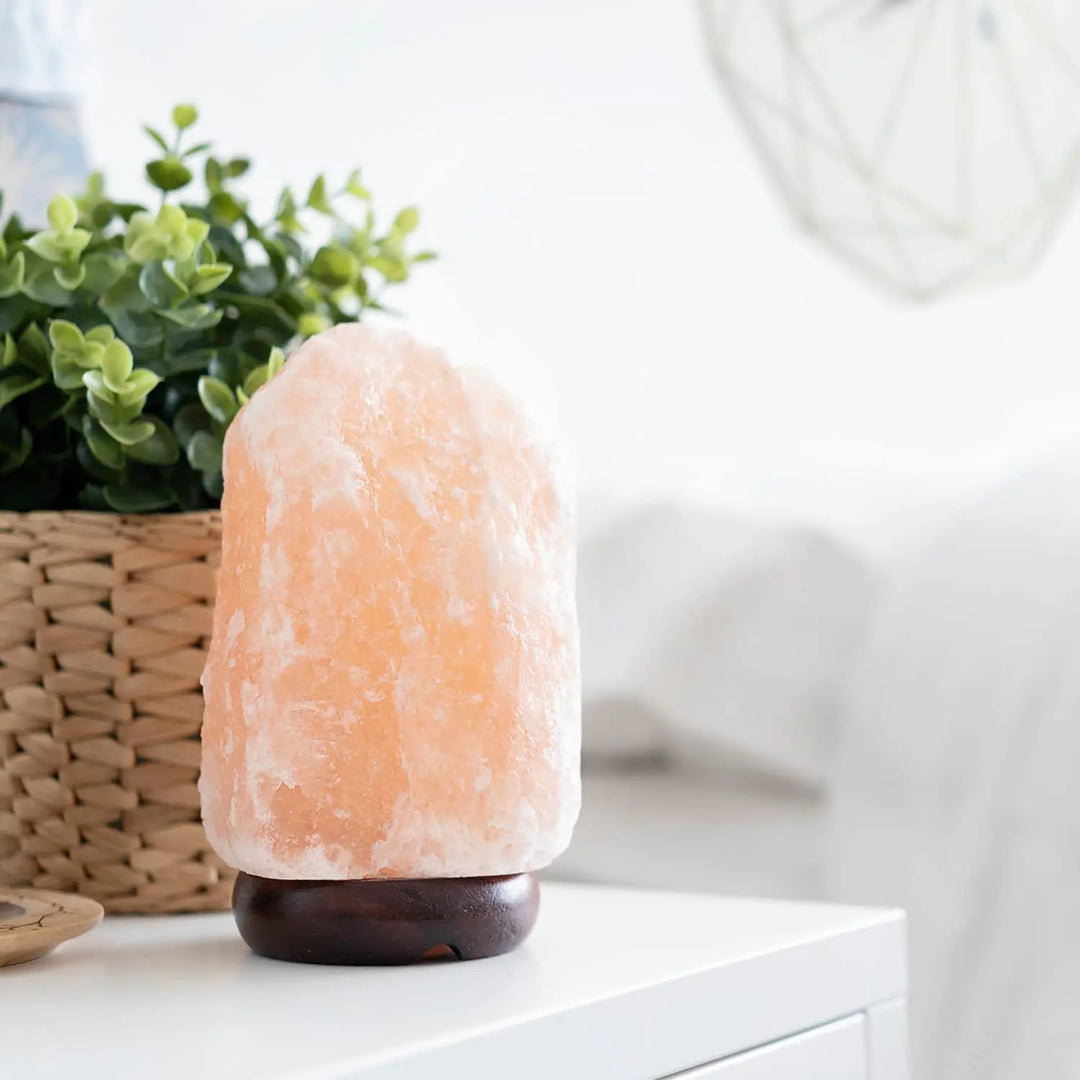 Himalayasal lamp laget av naturlig salt – Beroligende lys for velvære og avslapning | Luvikno