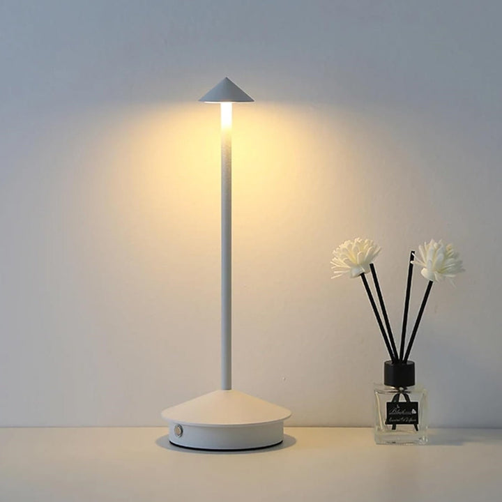 Robyn Arrow LED Bordlampe | Luvikno