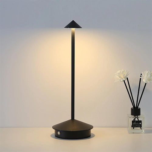 Robyn Arrow LED Bordlampe | Luvikno