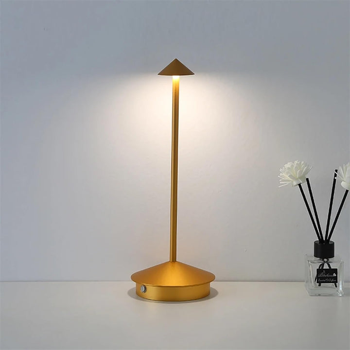 Robyn Arrow LED Bordlampe | Luvikno