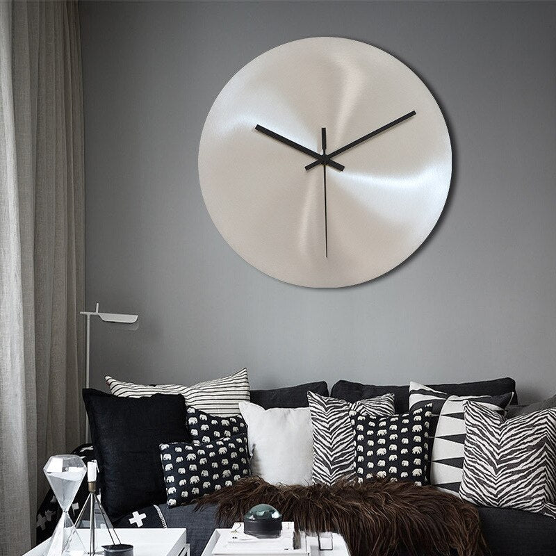 Elegant veggklokke laget av rustfritt stål for tidløs stil | Luvikno