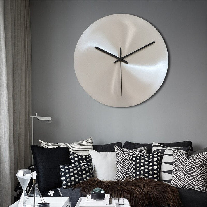 Elegant veggklokke laget av rustfritt stål for tidløs stil | Luvikno