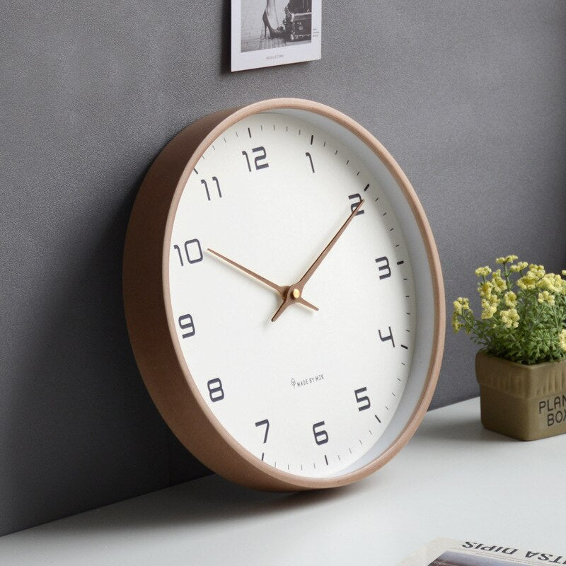 Treveggklokke Skandinavisk Design | Stille Veggklokke i Brun & Krem | Minimalistisk Veggdekorasjon | Luvikno