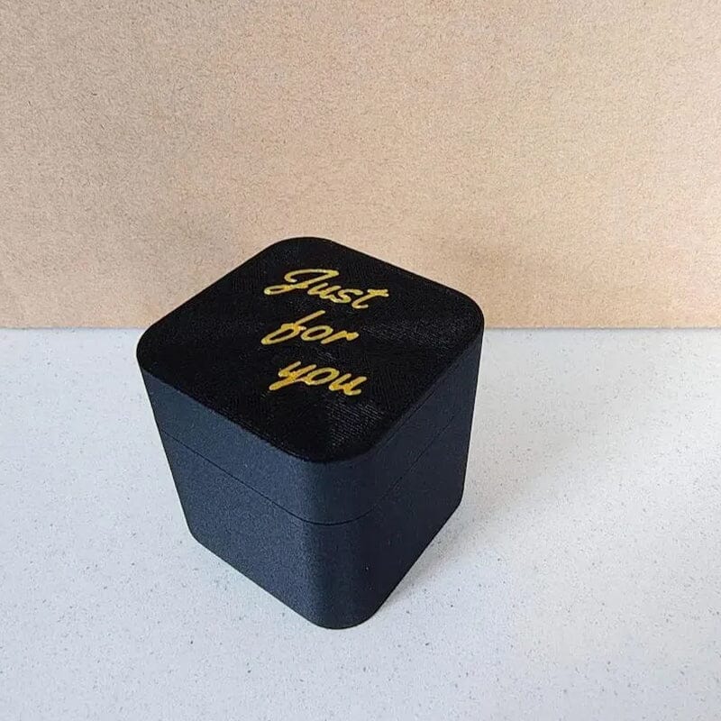 Midt finger i en boks | Luvikno