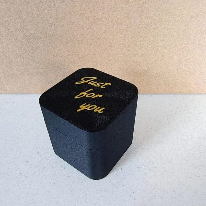 Midt finger i en boks | Luvikno