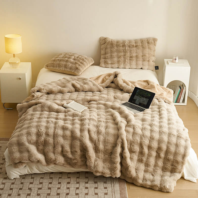 Plush falsk pels kastet for ultimate koselig varme | Luvikno