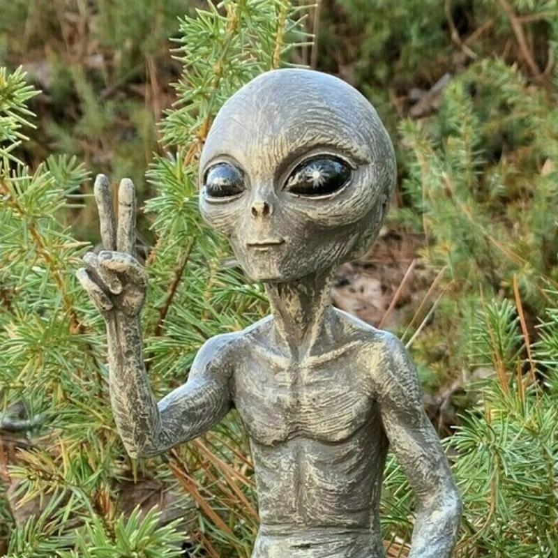 Alien Garden Statue | Luvikno