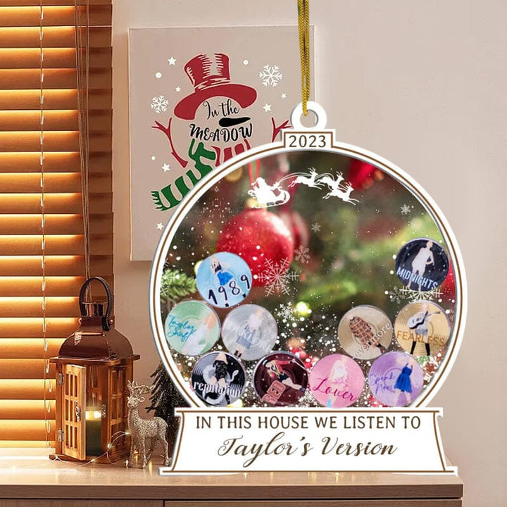 🎅I Dette Huset Lytter Vi Til Taylors Versjon Ornament | Luvikno