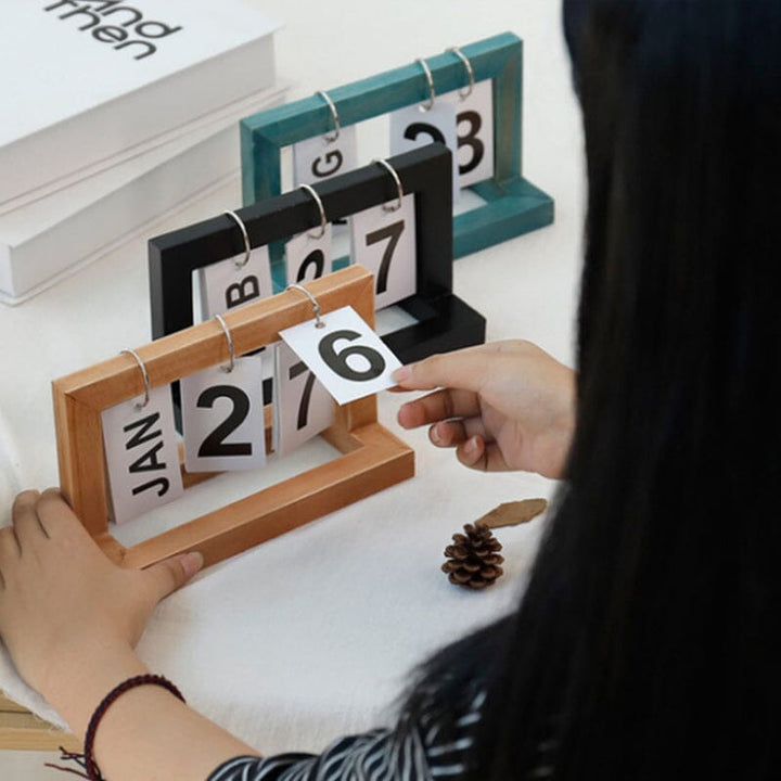 Dutch Teak Wood Skrivebordskalender | Luvikno