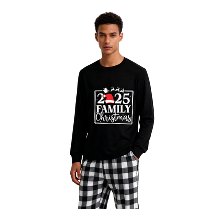 Luvik | "2025 PERHEEN JOULU" teksti ja kelkkakuvio - Musta pitkähihainen paita mustilla ja valkoisilla ruudullisilla housuilla perheelle yhteensopivat pyjamat
