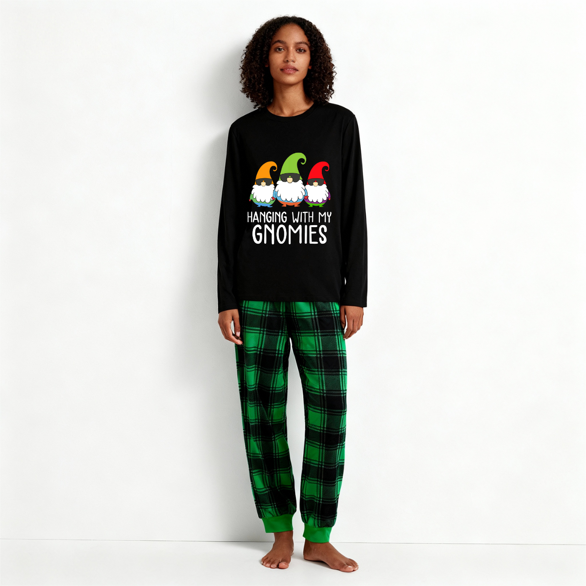 Luvik | Three Santas "HANGING WITH MY GNOMIES" Monogrammi Printti Musta Pitkähihais Toppi Vintage Vihreä ja Musta Suuri Ruudukko Kuvio Perhesovittavat Pyjamat