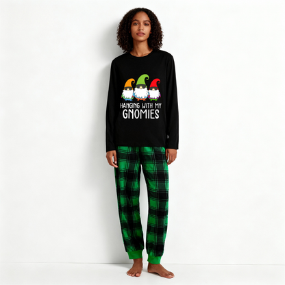Luvik | Three Santas "HANGING WITH MY GNOMIES" Monogrammi Printti Musta Pitkähihais Toppi Vintage Vihreä ja Musta Suuri Ruudukko Kuvio Perhesovittavat Pyjamat