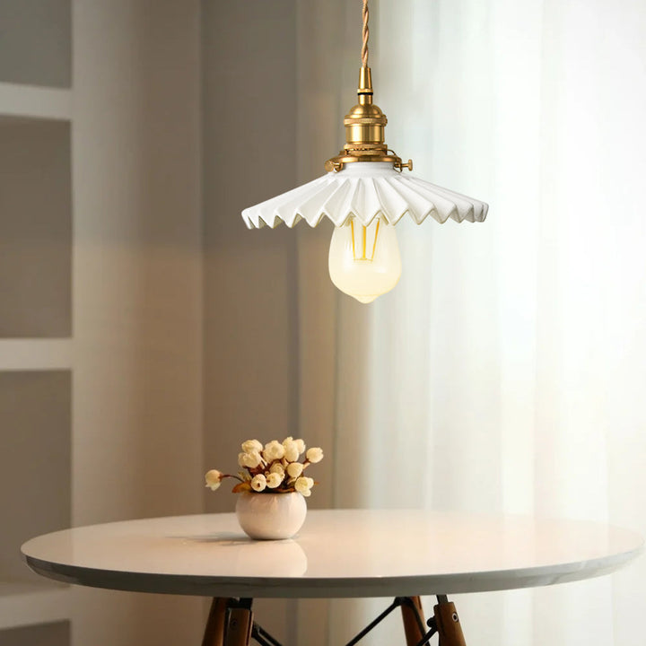 Vintage keramisk pendellampe med plissédesign – messing LED pendellampe for spisestue og stue | Luvikno