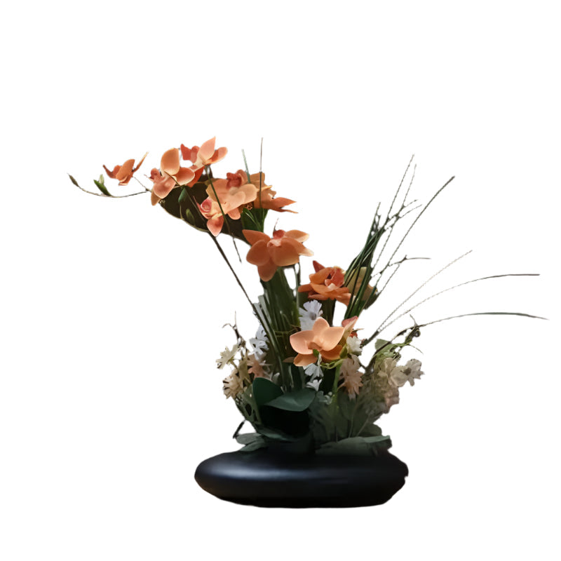 Livaktig blomsterarrangement i en moderne vase Luvikno