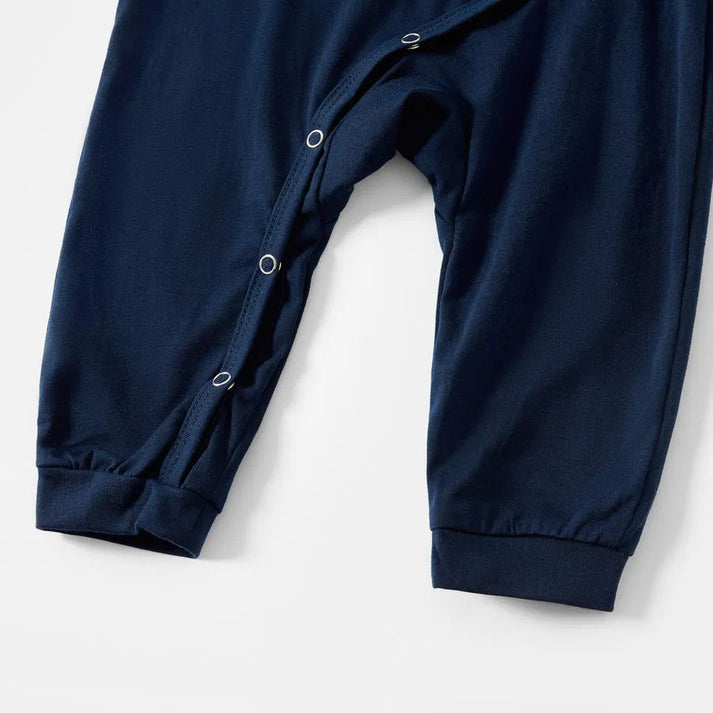 Luvik | Joulumuistot Yhdessä 2025 Printti Siniset Perhesovittuvaiset Pyjamat Koira Bandanalla