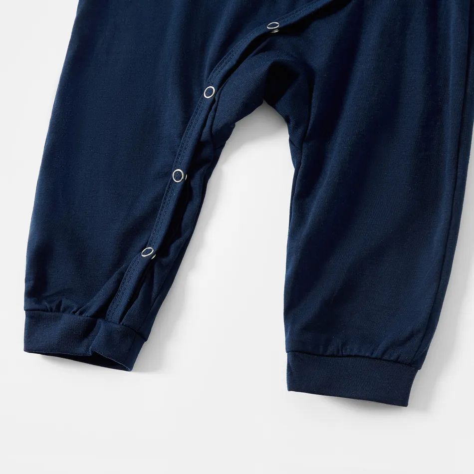 Luvik | "Let it Snow" -slogan ja lumiukko tulostettuna siniset joulupyjamat, jotka ovat yhteensopivassa designissa