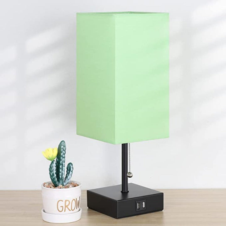 LumiCharge – Moderne Bordlampe med USB-ladeporter | Luvikno