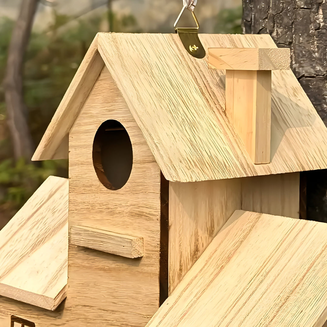 WoodlandBird Hus- Tre Hulls Hengefuglehus med 3-Hull | Luvikno
