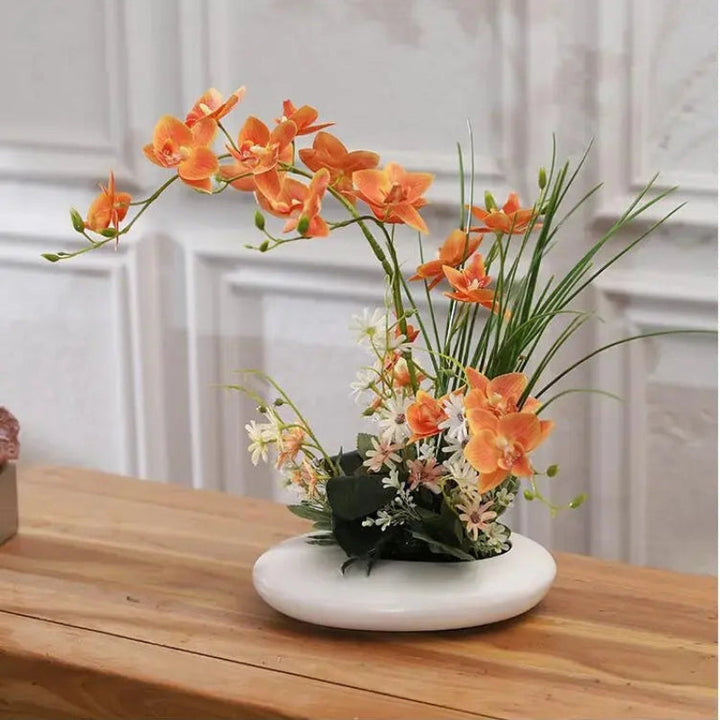 Livaktig blomsterarrangement i en moderne vase Luvikno