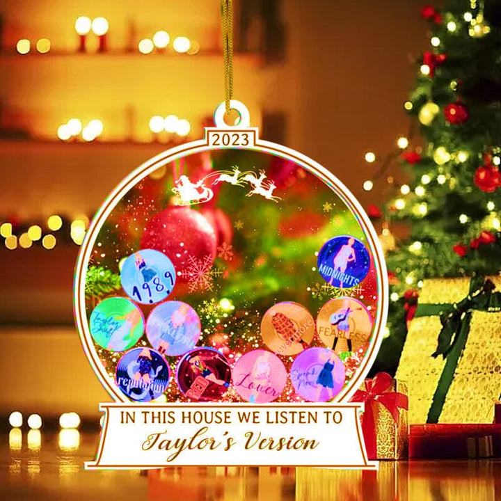 🎅I Dette Huset Lytter Vi Til Taylors Versjon Ornament | Luvikno