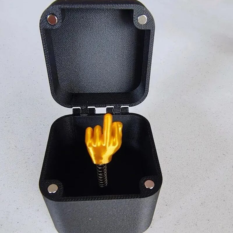 Midt finger i en boks | Luvikno