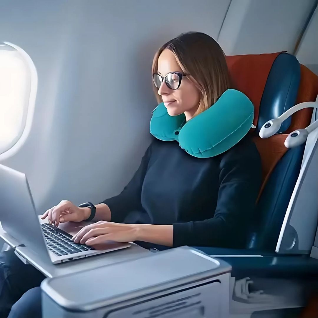 TravelThrive | Oppblåsbar Reise Nakkepute – Justerbar Fasthet – Myk Fløyelsdekk – Nakke Smerte Lindring – Kompakt for Alle Reiser Luvikno