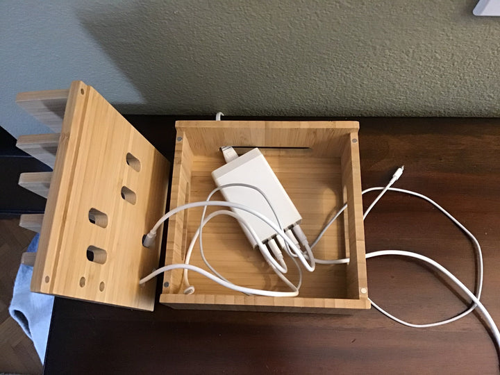 Luvikno | Tekavo ChargeDock LadeStasjon laget av Bambus | 5-Port USB & Organizer | For Smarttelefon, Nettbrett & Smartklokke | Inkl. Kabelsett