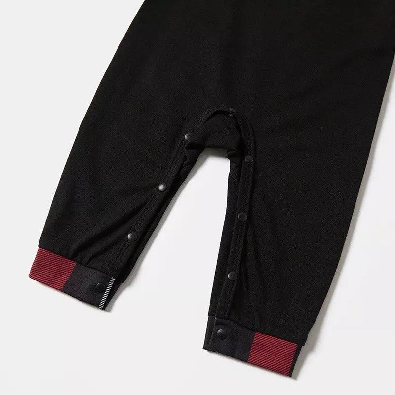 Luvik | Joulupukki-printtimallin rento pitkähihainen collegepaita, kontrastitoppit sekä punaiset ja mustat ja valkoiset ruudulliset housut, perhesovittava pyjamapaketti, jossa on lemmikin bandana